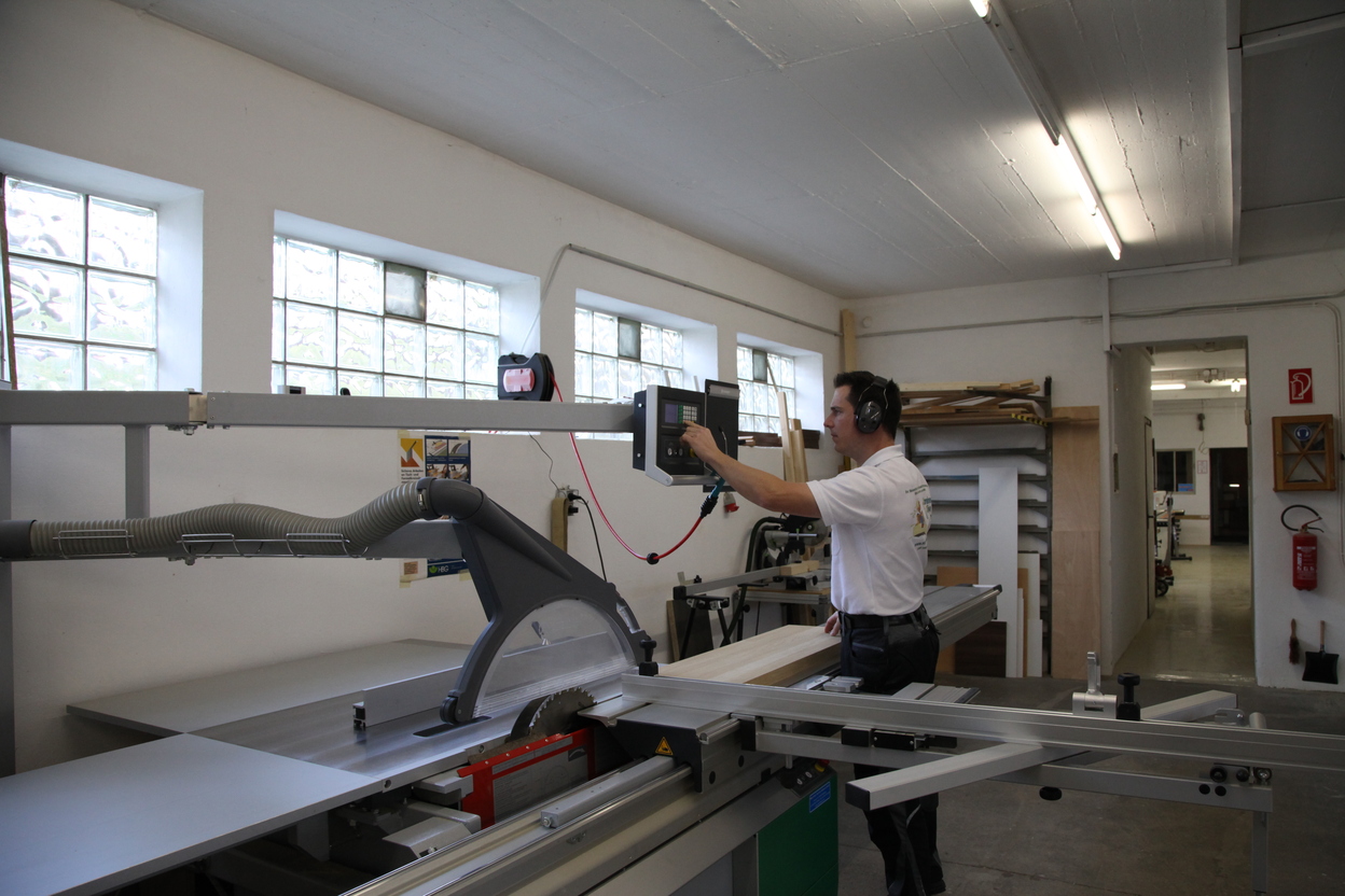 Oliver Gorr arbeitet an der Kreissäge in der Werkstatt