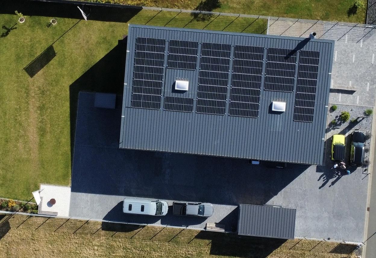 PV-Anlage für unsere klimaneutrale Eigenproduktion um absolut nachhaltige Möbel aus Holz zu produzieren Luftaufnahme der PV-Anlage auf unserem Firmendach für unsere klimaneutrale Eigenproduktion