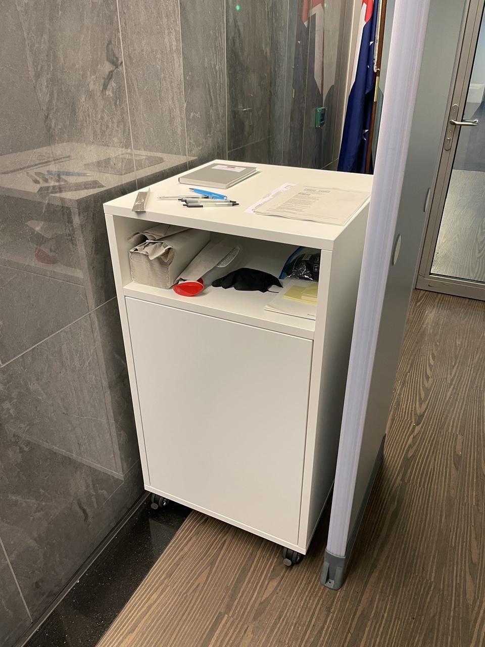 Rollcontainer als Stehpult