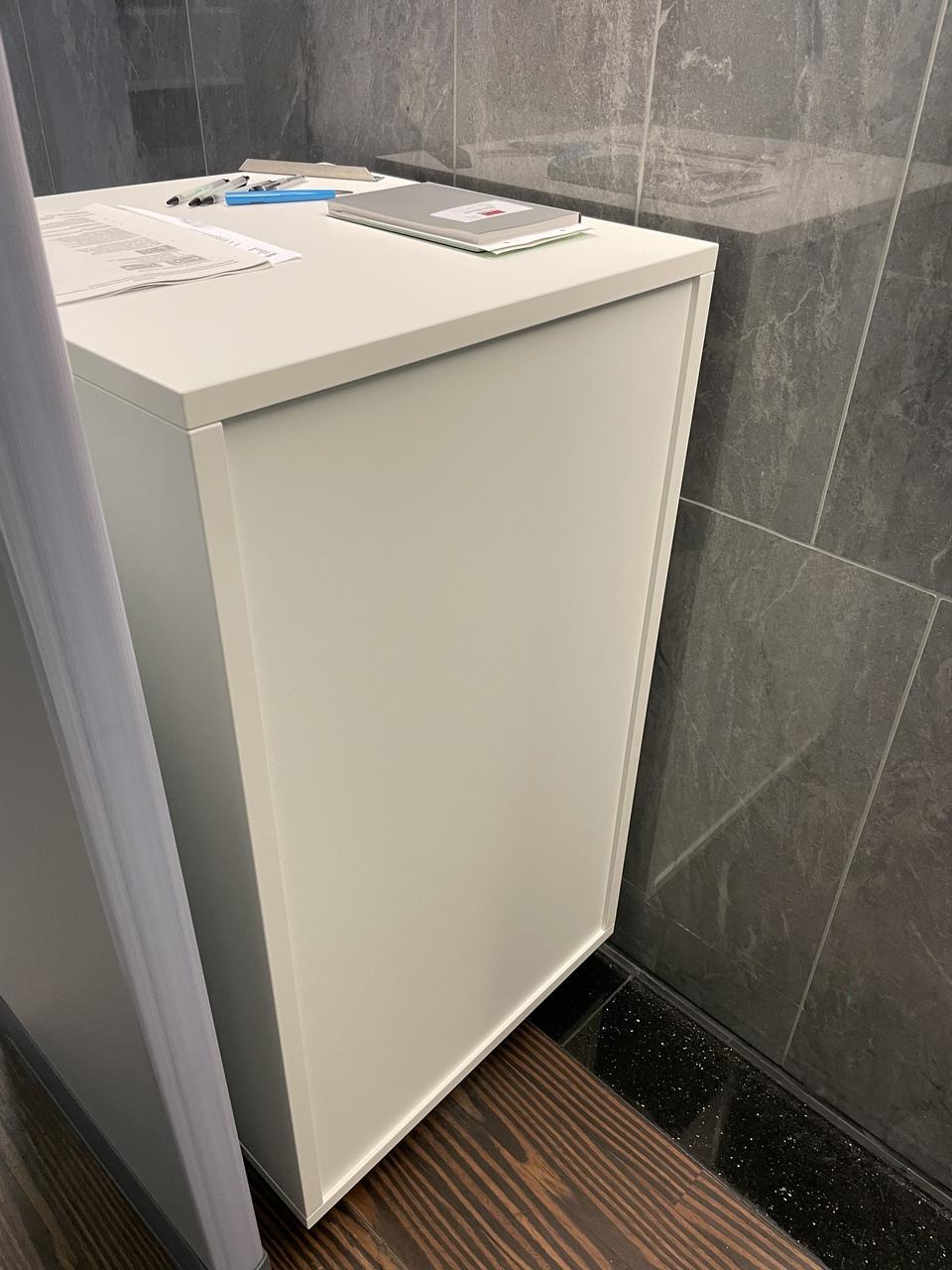 Stehpult als Rollcontainer (Rückseite)