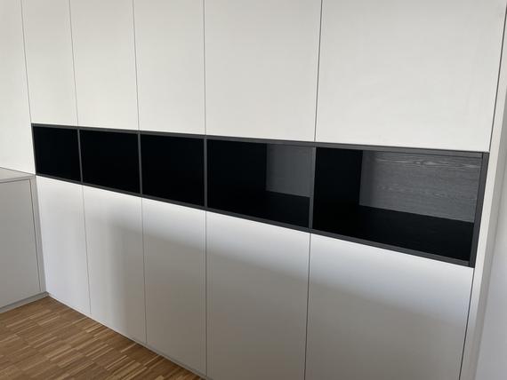 Offenes Fach abgesetzt in schwarz mit Holzstruktur