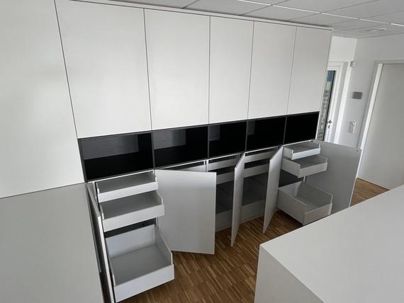 Innenschubkästen hinter grifflosen Türen für einzelne Materialmuster