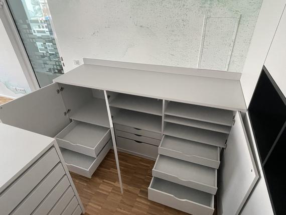 Sideboard mit Innenschubkästen hinter Drehtüren für kleine Einzelmuster und Musterbücher