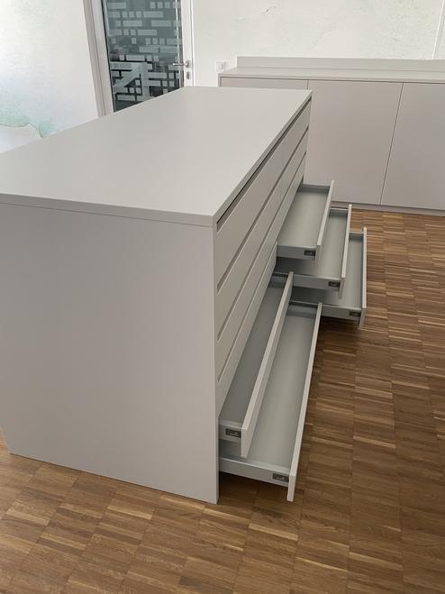 Geöffnete breite Schubladen, Bedieneung über Griffmulde