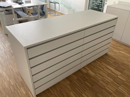 Mittelblock mit Schubkästen grifflos mit Griffmulde