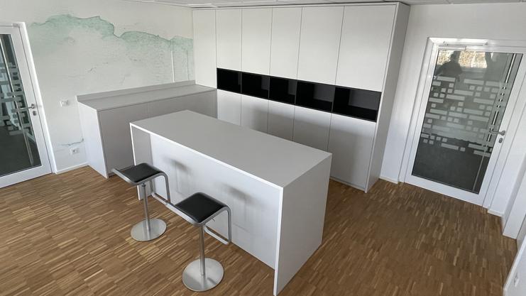 Schrankanlage in L-Form mit Thekenblock Schrankwand in L-Form mit freistehender Theke