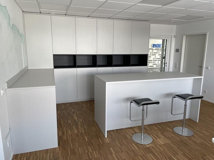 Schrank für Materialmuster mit angrenzendem Sideboard Schrank für Materialmuster mit angrenzendem Sideboard Und freistehendem Mittelblock