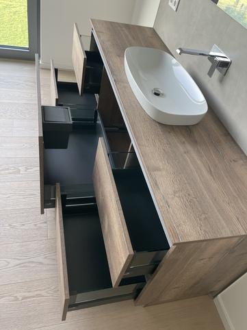 Grifflose Schubkästen mit Glasseiten in anthrazit Grifflose Schubladen mit Glasseiten in anthrazit und integrierten Kosmetik-Mülleimer