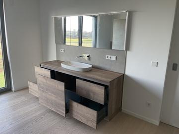 Waschtischunterschrank mit Schubkästen geöffnet Waschtischunterschrank mit Schubladen Vollauszug geöffnet