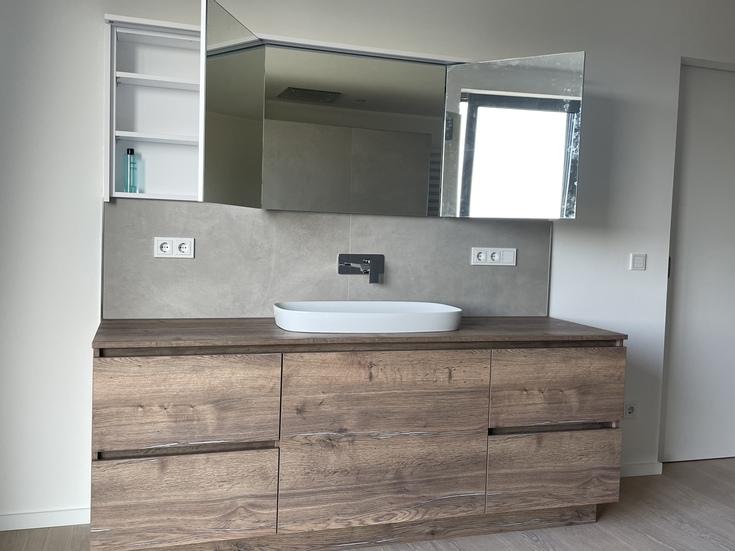 Spiegelschrank mit Türen die unterschiedliche Öffnungswinkel