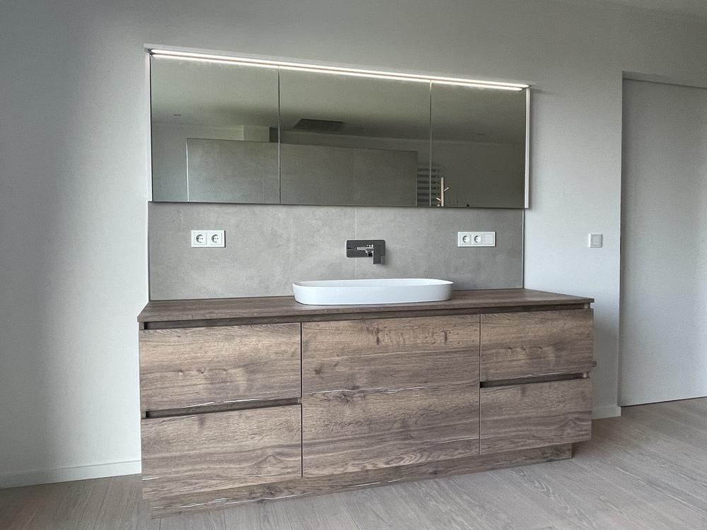 Spiegelschrank in Wandnische Spiegelschrank in Wandnische mit integrierter LED Lichtleiste