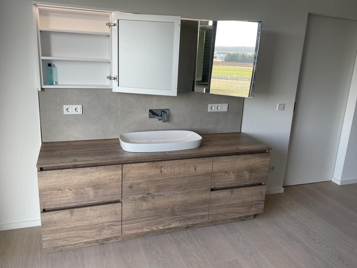 Spiegelschranktür 155° geöffnet Spielgelschrank mit Weitwinkelbandtür