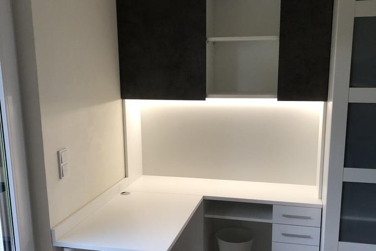 Kleiner Arbeitsplatz mit LED-Beleuchtung  zum digitalen und analogen arbeiten und lernen