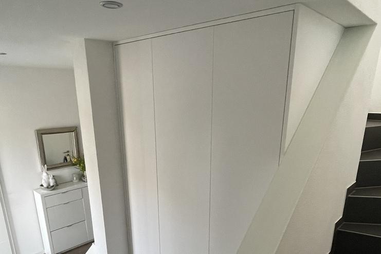 Raumhohe-Einbaugarderobe in weiß, grifflos