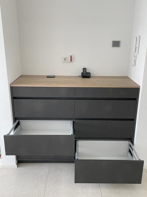 Highboard mit Schubkästen  (geöffnet) exakt in Wandnische eingepasst