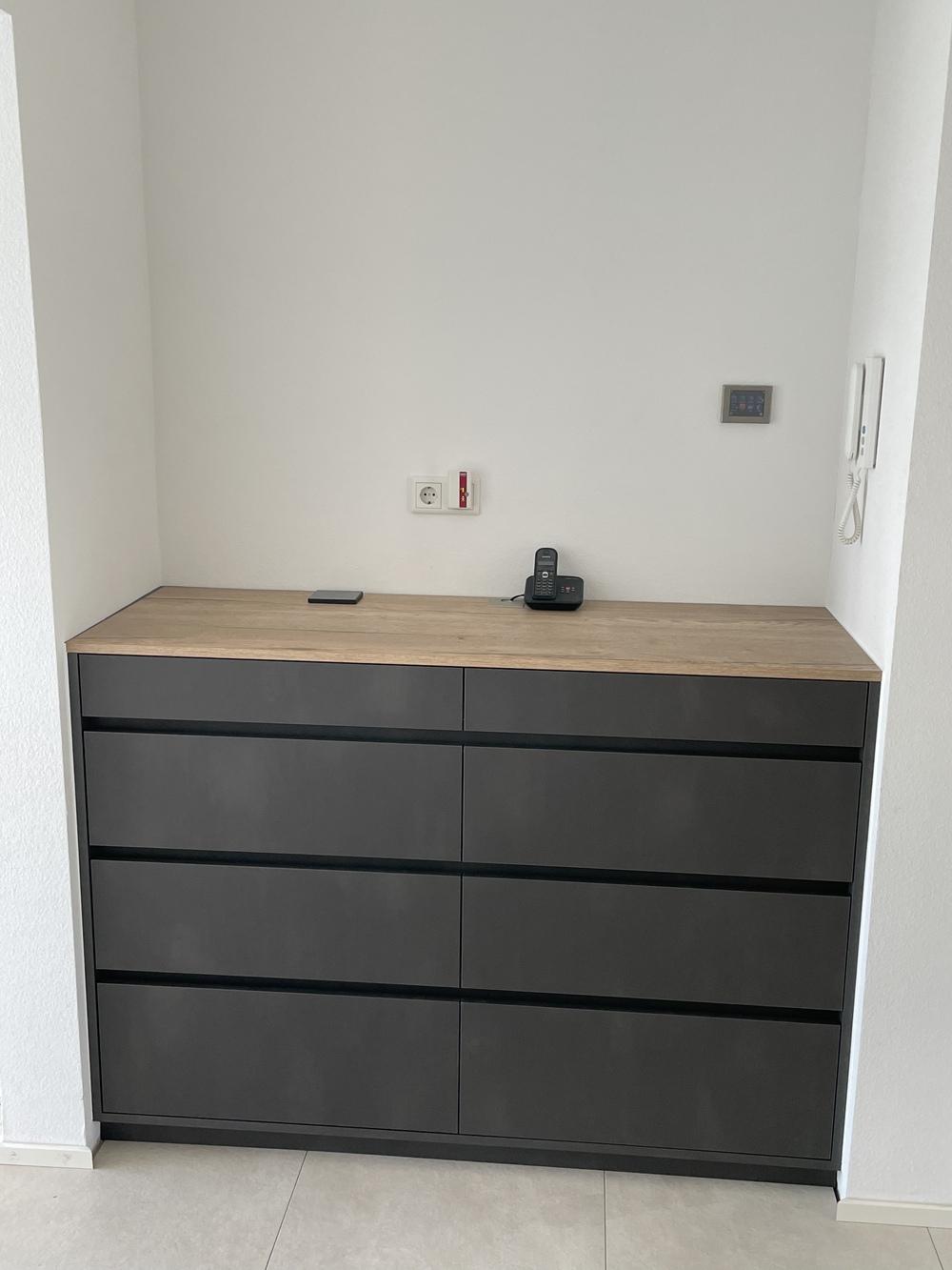 Highboard mit Schubladen exakt in Wandnische eingepasst