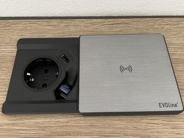 Zusatzsteckdose wird durch aufschieben geöffnet mit USB-Ladeport und heraus ziehbaren Netzwerkanschluss