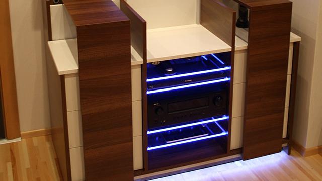 Schrank nach Maß unter TV