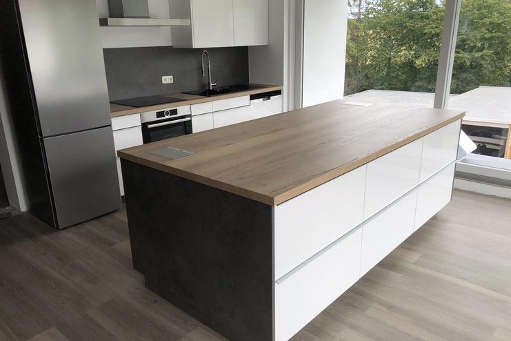 Küche mit Mittelblock