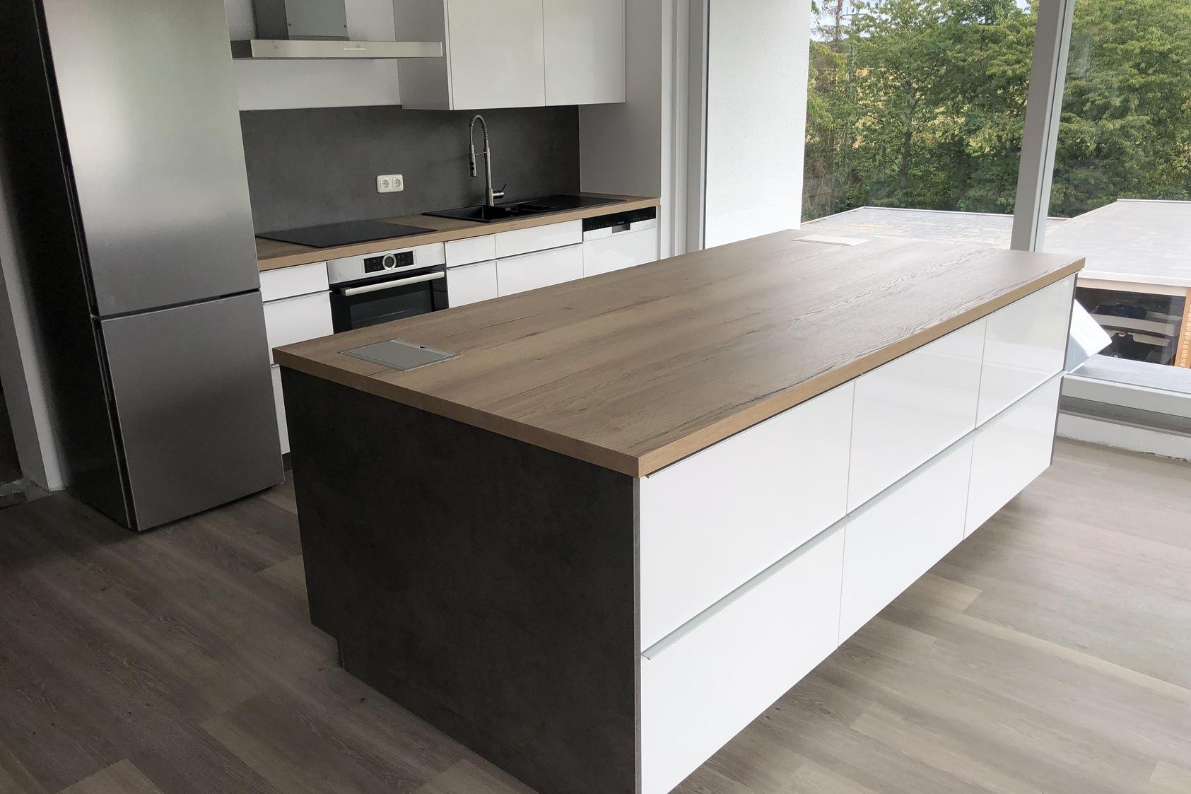 Küche mit Mittelblock