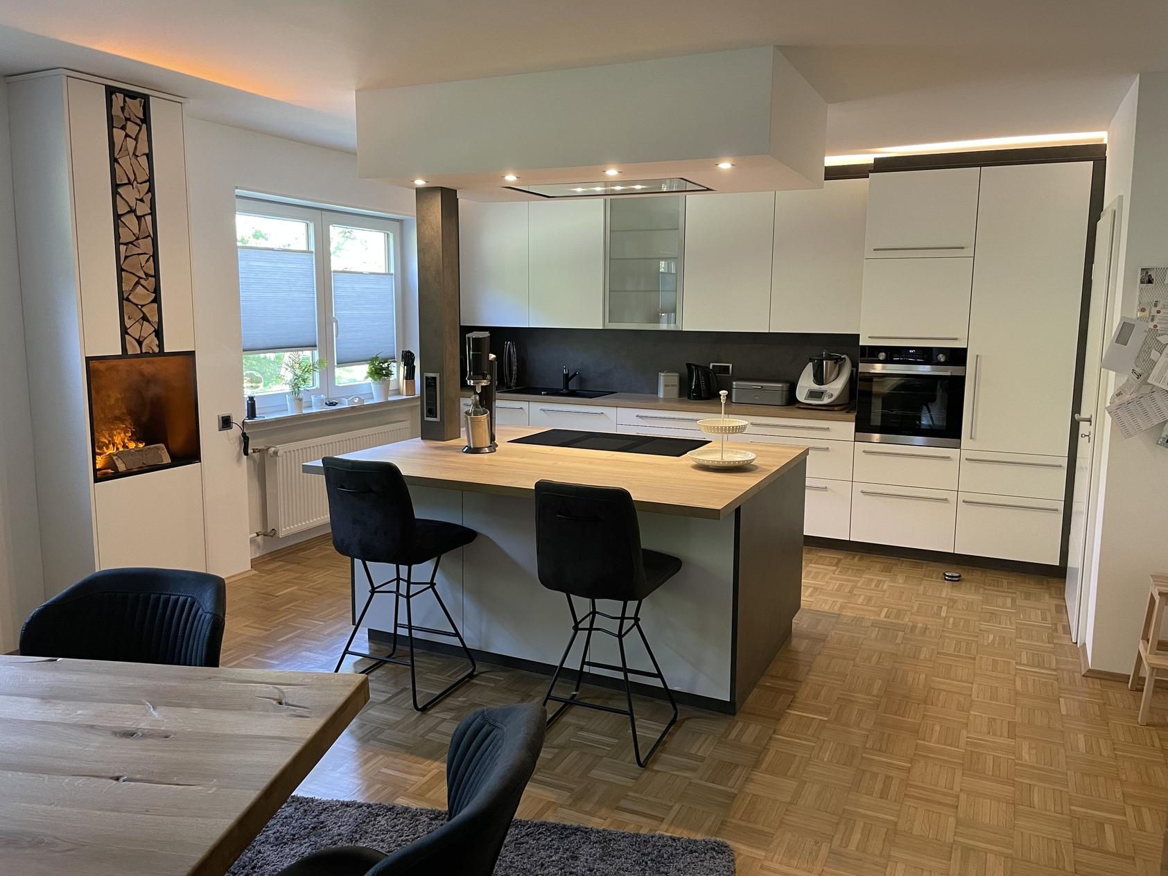 Wohnraumküche mit LED-Beleuchtung und Möbelfeuerschrank