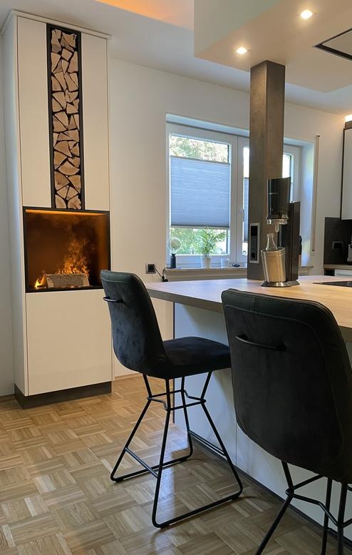 Essplatz an der Kochinsel neben dem gemütlichen Möbelfeuer