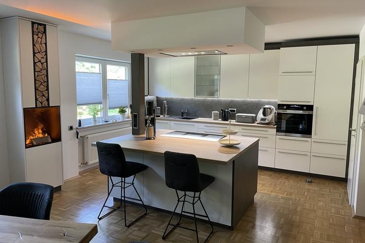 Schöne Wohnküche mit Möbelfeuerschrank