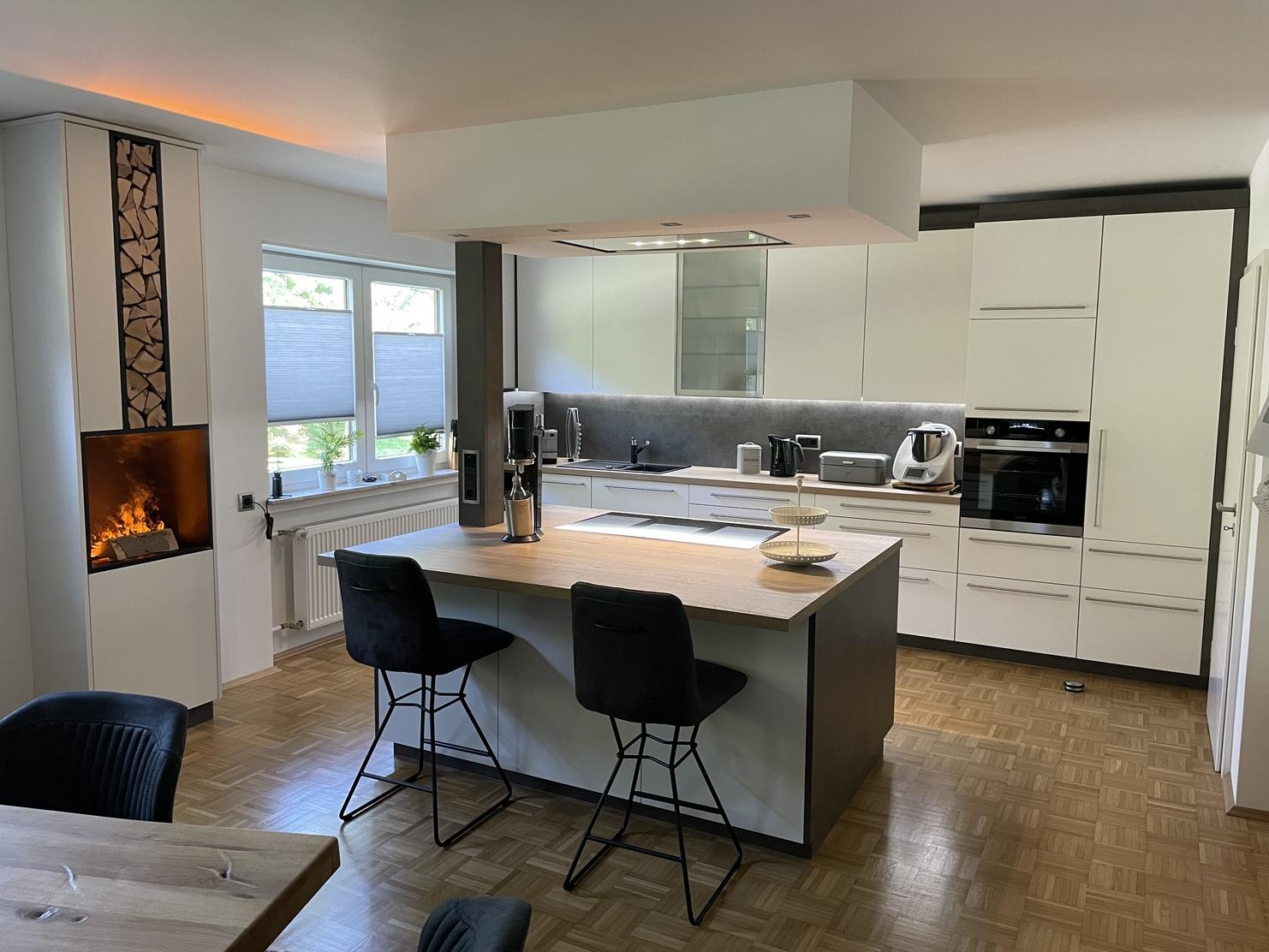 Schöne Wohnküche mit Möbelfeuerschrank