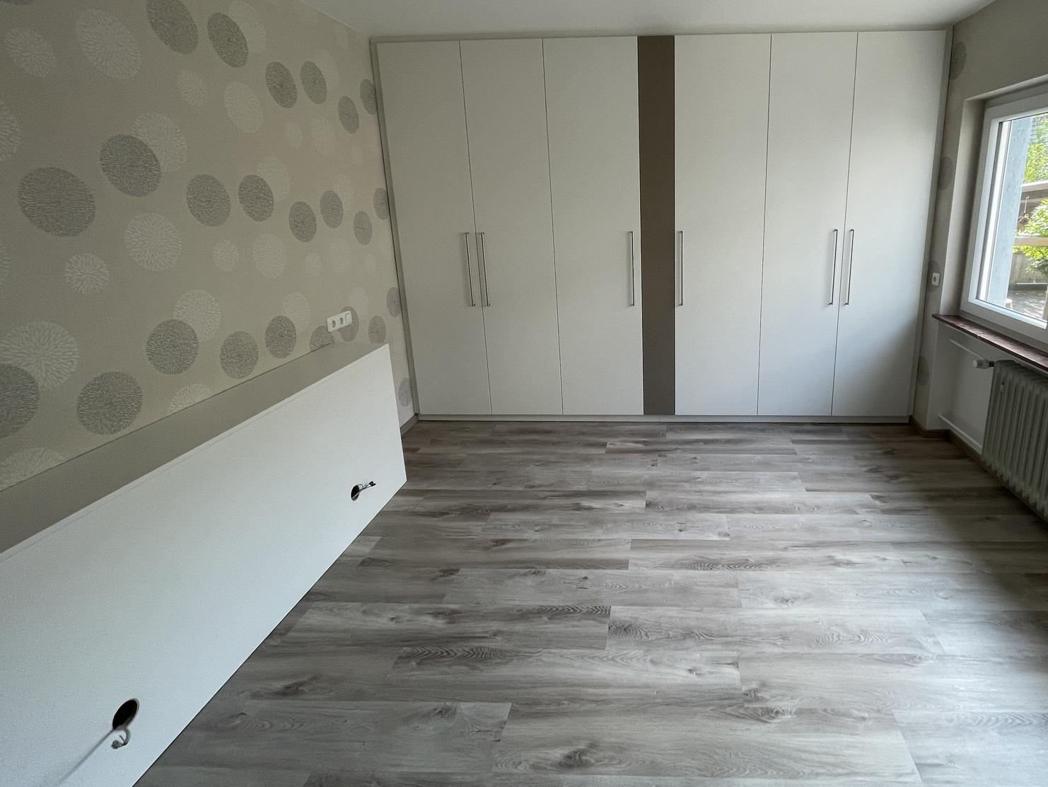 Raumansicht mit neu verlegtem Vinylboden