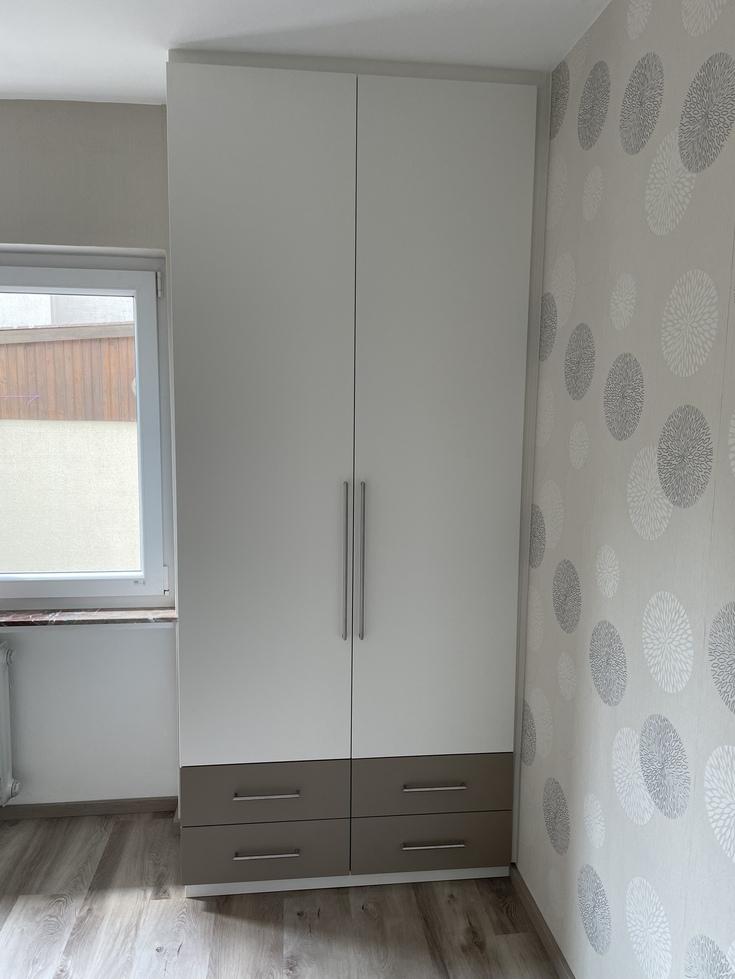 Kleiderschrank für liegende Kleidung mit Schubkasten geschlossen