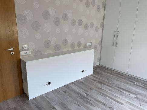 Bettablagekorpus mit integrierten Nachttischen