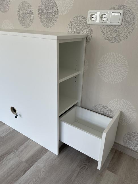 Integrierter Nachttisch mit Schubkasten