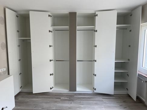 Kleiderschrank für hängende Kleidung geöffnete Mittelabteile