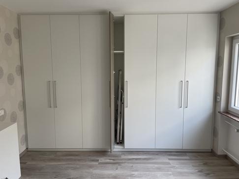 Kleiderschrank für hängende Kleidung geöffnetes Leiterfach