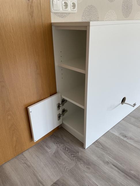 Integrierter Nachttisch mit Tür