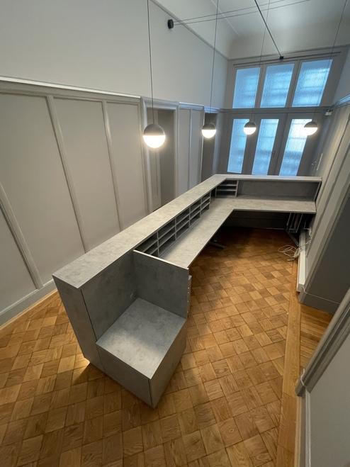 Ansicht-der-Empfangstehke von schraeg hinten aus der Vogelperspektive Theke mit Arbeitsplatz in Gießen