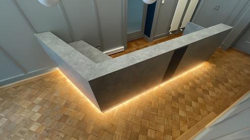 Empfangstheke mit LED-Beleuchtung von oben Empfangstheke mit LED-Beleuchtung aus der Vogelperspektive