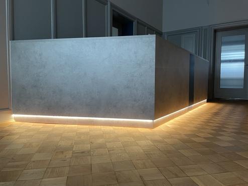Empfangstheke mit LED-Sockelbeleuchtung