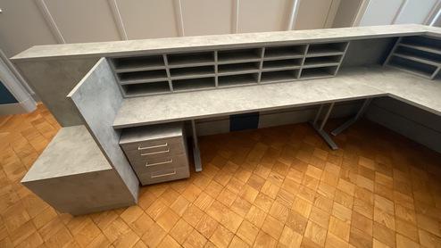 Rückseitiger Arbeitsplatz an der Empangstheke Empangstheke für Rechtsanwaltskanzlei in Gießen