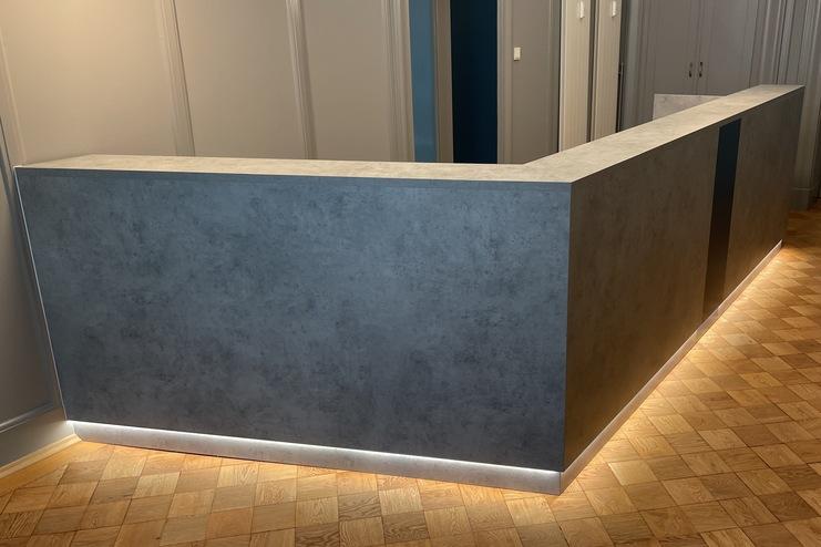 Empfangstheke in schräger L-Form Empangstheke für Rechtsanwaltskanzlei