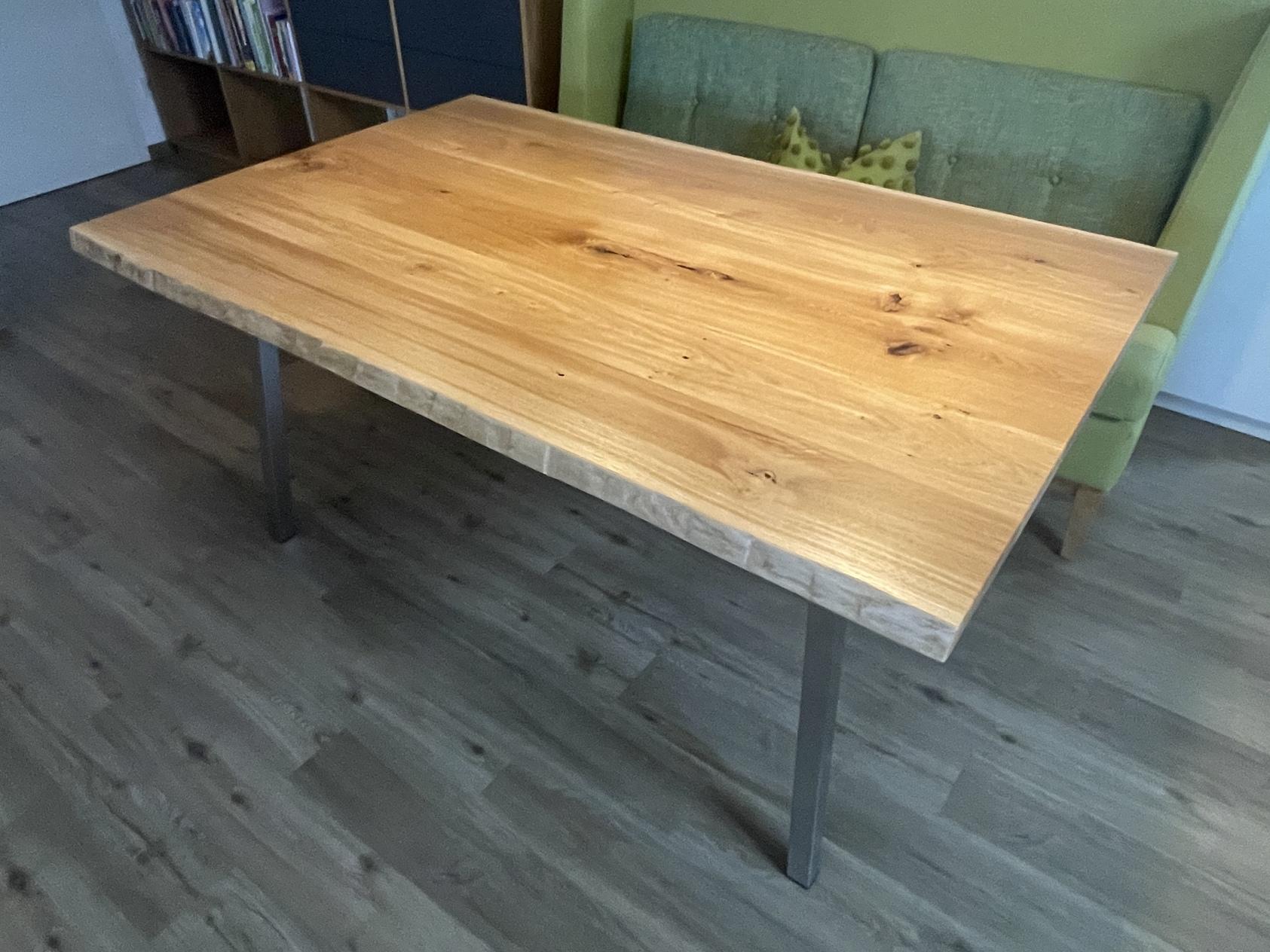 Eiche Tisch mit Edelstahl-Tischgestell