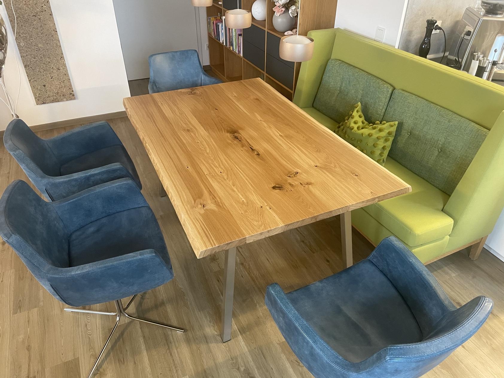 Esszimmer mit Massivholztisch