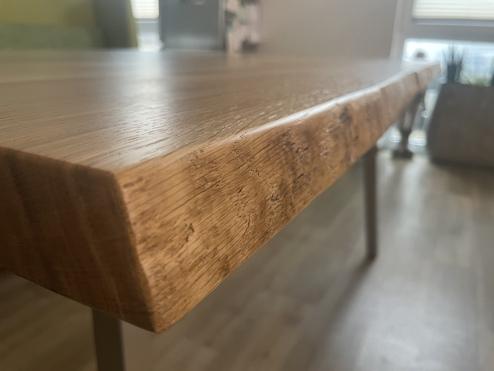 Eiche-Baumkante an Tisch