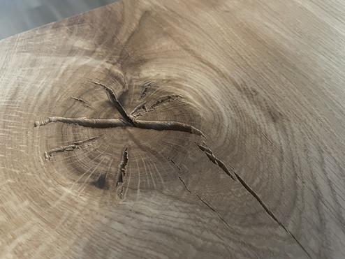 Massivholztisch mit Ast