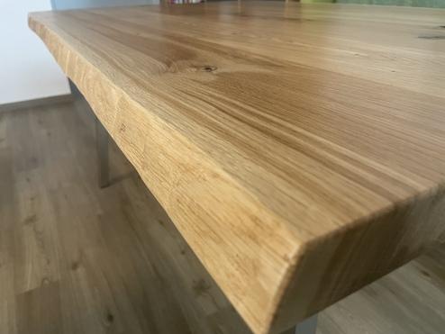 Tischkante mit Baumkante