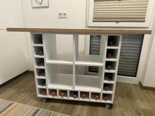 Weinflaschenregal und Servierwagen in einem