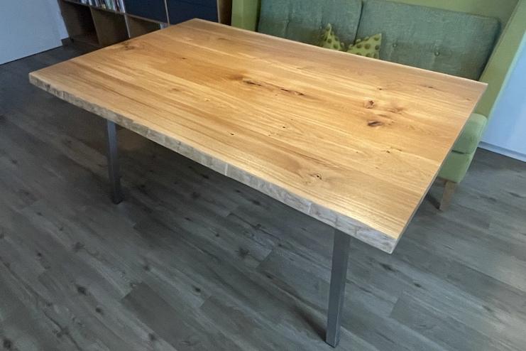 Eiche Tisch mit Edelstahl-Tischgestell