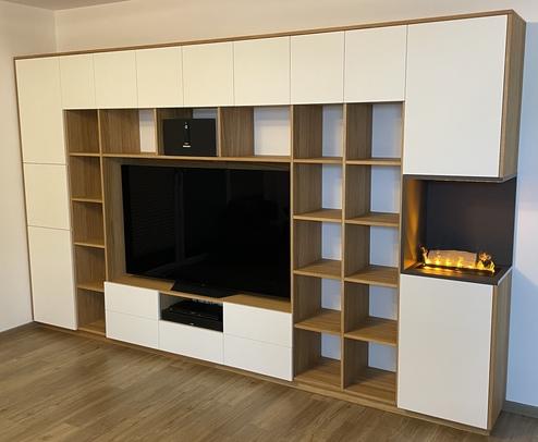 Wohnwand mit TV- und HiFi-Geräte Integration plus Möbelkamin