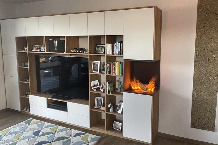 Wohnwand mit Effektfeuer und Almwiese