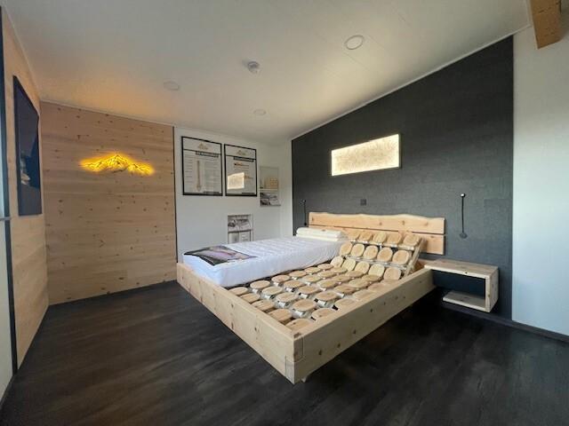 Unser Ausstellungs-Schlafzimmer Zirbentraum mit dem RELAX Bett- & Schlafsystem aus Zirbenholz. Hier finden die Termine beim Probeliegen statt Doppelbett aus massiv Zirbenholz mit dem Tellersystem RELAX 2000 in dem schönen Zimmer
